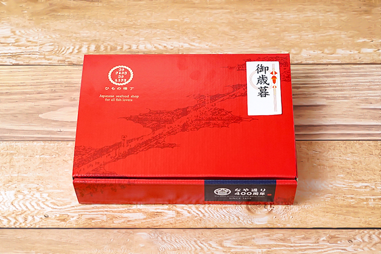 赤色のギフト箱