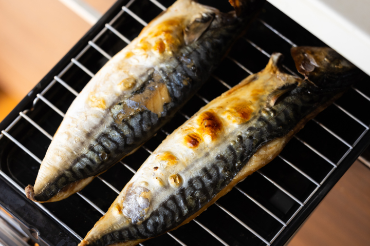 魚焼きグリルで干物を焼く様子