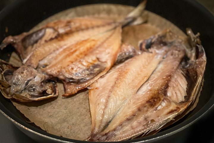 フライパンで干物を焼く様子